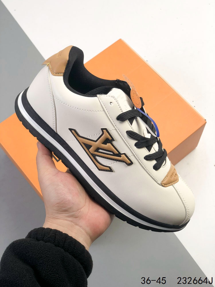 路易威登LOUIS VUITTON X NIGO 联名款运动鞋 BUTTERSOFT FW25 圆头系带 低帮 生活休闲鞋 阿甘鞋 路易威登 LOUIS VUITTON LV Buttersoft Nigo 联名运动跑步鞋,素面皮革压纹图案,圆头系带和衬垫鞋面,柔软的穿着体验.Pharrell Williams 肖像和龙虾图案压纹呼应,手缝鞋面 EVA 外底饰有元素,LV 字母皮具元素. ID:232664J