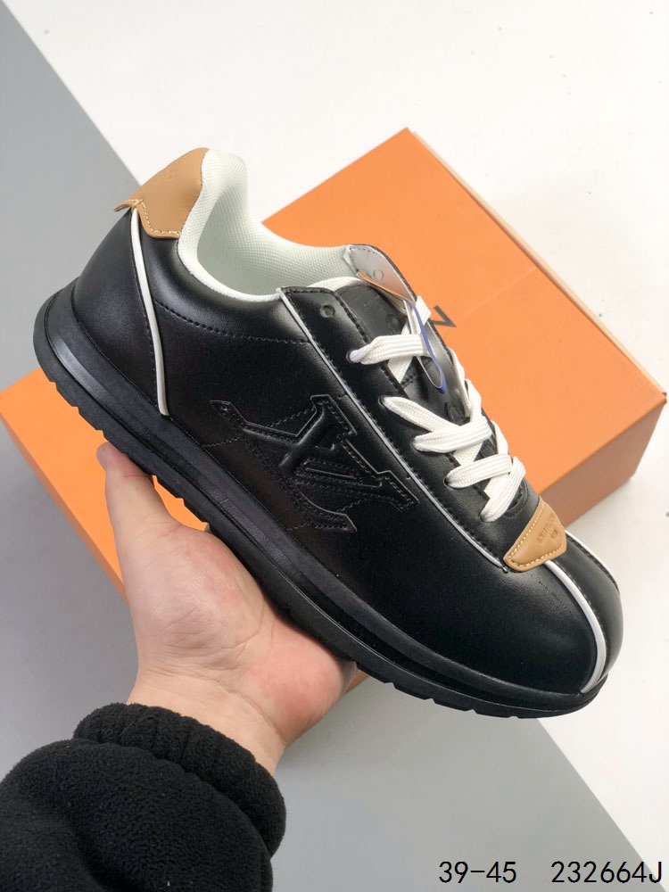 路易威登LOUIS VUITTON X NIGO 联名款运动鞋 BUTTERSOFT FW25 圆头系带 低帮 生活休闲鞋 阿甘鞋 路易威登 LOUIS VUITTON LV Buttersoft Nigo 联名运动跑步鞋,素面皮革压纹图案,圆头系带和衬垫鞋面,柔软的穿着体验.Pharrell Williams 肖像和龙虾图案压纹呼应,手缝鞋面 EVA 外底饰有元素,LV 字母皮具元素. ID:232664J