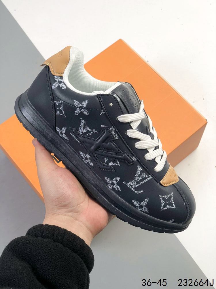 ️ 路易威登LOUIS VUITTON X NIGO 联名款运动鞋 BUTTERSOFT FW25 圆头系带 低帮 生活休闲鞋 阿甘鞋 路易威登 LOUIS VUITTON LV Buttersoft Nigo 联名运动跑步鞋,素面皮革压纹图案,圆头系带和衬垫鞋面,柔软的穿着体验.Pharrell Williams 肖像和龙虾图案压纹呼应,手缝鞋面 EVA 外底饰有元素,LV 字母皮具元素. ID:232664J