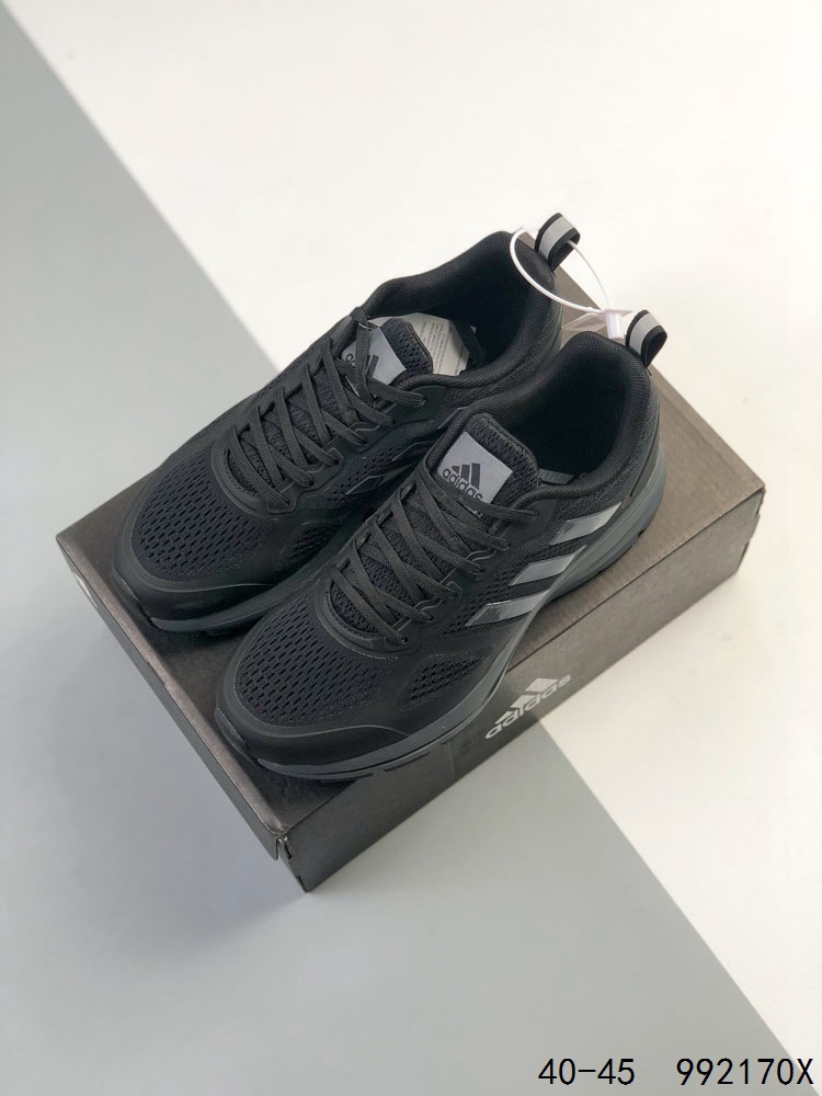 真标带半码 阿迪达斯 Adizero Duramo SL 跑步运动休闲跑步鞋 潮流 织物减震 低帮 碳板跑步鞋 舒适耐磨 低帮跑步鞋 男款,帮助你增强力量、耐力、速度和距离.透气的网眼鞋面与Lightstrike中底搭配,非常轻便、稳定且反应灵敏.Adiwear橡胶外底紧抓住跑道和沥青路,经久耐用.SL2采用了轻质工程网面鞋面,透气性极佳,确保跑者在长时间运动中都能保持舒适.👣其次,大底采用了马牌橡胶材料,并更新了纹路设计,大大提升了抓地力和耐用性,让跑者在不同路面上都能稳稳站立.🏃‍♂️再来看中底,它采用了双层LIGHTSTRIKE 2.0框架和全掌LIGHTSTRIKE PRO材料,为跑者提供了出色的缓冲和能量反馈,有效减少训练疲劳.#泰裤辣 #阿迪达斯 #跑鞋 #ADIZERODURAMOSL 如图 ID:992170X