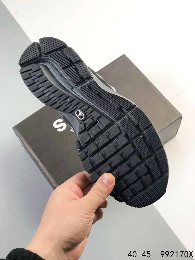 真标带半码 阿迪达斯 Adizero Duramo SL 跑步运动休闲跑步鞋 潮流 织物减震 低帮 碳板跑步鞋 舒适耐磨 低帮跑步鞋 男款,帮助你增强力量、耐力、速度和距离.透气的网眼鞋面与Lightstrike中底搭配,非常轻便、稳定且反应灵敏.Adiwear橡胶外底紧抓住跑道和沥青路,经久耐用.SL2采用了轻质工程网面鞋面,透气性极佳,确保跑者在长时间运动中都能保持舒适.👣其次,大底采用了马牌橡胶材料,并更新了纹路设计,大大提升了抓地力和耐用性,让跑者在不同路面上都能稳稳站立.🏃‍♂️再来看中底,它采用了双层LIGHTSTRIKE 2.0框架和全掌LIGHTSTRIKE PRO材料,为跑者提供了出色的缓冲和能量反馈,有效减少训练疲劳.#泰裤辣 #阿迪达斯 #跑鞋 #ADIZERODURAMOSL 如图 ID:992170X