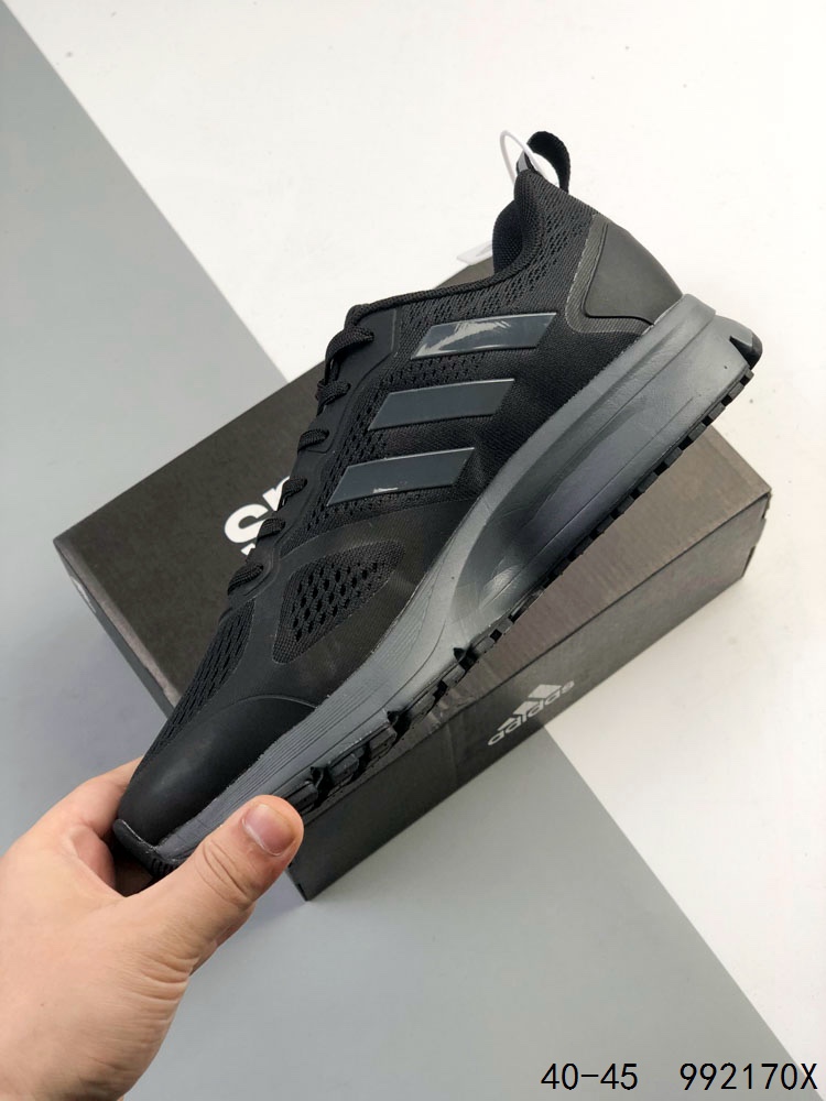 真标带半码 阿迪达斯 Adizero Duramo SL 跑步运动休闲跑步鞋 潮流 织物减震 低帮 碳板跑步鞋 舒适耐磨 低帮跑步鞋 男款,帮助你增强力量、耐力、速度和距离.透气的网眼鞋面与Lightstrike中底搭配,非常轻便、稳定且反应灵敏.Adiwear橡胶外底紧抓住跑道和沥青路,经久耐用.SL2采用了轻质工程网面鞋面,透气性极佳,确保跑者在长时间运动中都能保持舒适.👣其次,大底采用了马牌橡胶材料,并更新了纹路设计,大大提升了抓地力和耐用性,让跑者在不同路面上都能稳稳站立.🏃‍♂️再来看中底,它采用了双层LIGHTSTRIKE 2.0框架和全掌LIGHTSTRIKE PRO材料,为跑者提供了出色的缓冲和能量反馈,有效减少训练疲劳.#泰裤辣 #阿迪达斯 #跑鞋 #ADIZERODURAMOSL 如图 ID:992170X