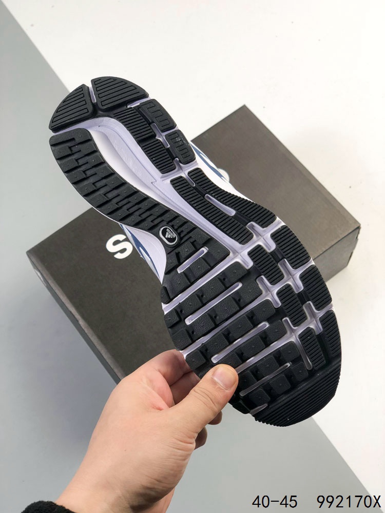 真标带半码 阿迪达斯 Adizero Duramo SL 跑步运动休闲跑步鞋 潮流 织物减震 低帮 碳板跑步鞋 舒适耐磨 低帮跑步鞋 男款,帮助你增强力量、耐力、速度和距离.透气的网眼鞋面与Lightstrike中底搭配,非常轻便、稳定且反应灵敏.Adiwear橡胶外底紧抓住跑道和沥青路,经久耐用.SL2采用了轻质工程网面鞋面,透气性极佳,确保跑者在长时间运动中都能保持舒适.👣其次,大底采用了马牌橡胶材料,并更新了纹路设计,大大提升了抓地力和耐用性,让跑者在不同路面上都能稳稳站立.🏃‍♂️再来看中底,它采用了双层LIGHTSTRIKE 2.0框架和全掌LIGHTSTRIKE PRO材料,为跑者提供了出色的缓冲和能量反馈,有效减少训练疲劳.#泰裤辣 #阿迪达斯 #跑鞋 #ADIZERODURAMOSL 如图 ID:992170X