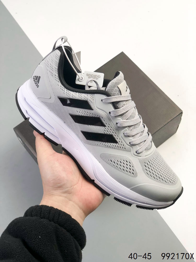 真标带半码 阿迪达斯 Adizero Duramo SL 跑步运动休闲跑步鞋 潮流 织物减震 低帮 碳板跑步鞋 舒适耐磨 低帮跑步鞋 男款,帮助你增强力量、耐力、速度和距离.透气的网眼鞋面与Lightstrike中底搭配,非常轻便、稳定且反应灵敏.Adiwear橡胶外底紧抓住跑道和沥青路,经久耐用.SL2采用了轻质工程网面鞋面,透气性极佳,确保跑者在长时间运动中都能保持舒适.👣其次,大底采用了马牌橡胶材料,并更新了纹路设计,大大提升了抓地力和耐用性,让跑者在不同路面上都能稳稳站立.🏃‍♂️再来看中底,它采用了双层LIGHTSTRIKE 2.0框架和全掌LIGHTSTRIKE PRO材料,为跑者提供了出色的缓冲和能量反馈,有效减少训练疲劳.#泰裤辣 #阿迪达斯 #跑鞋 #ADIZERODURAMOSL 如图 ID:992170X