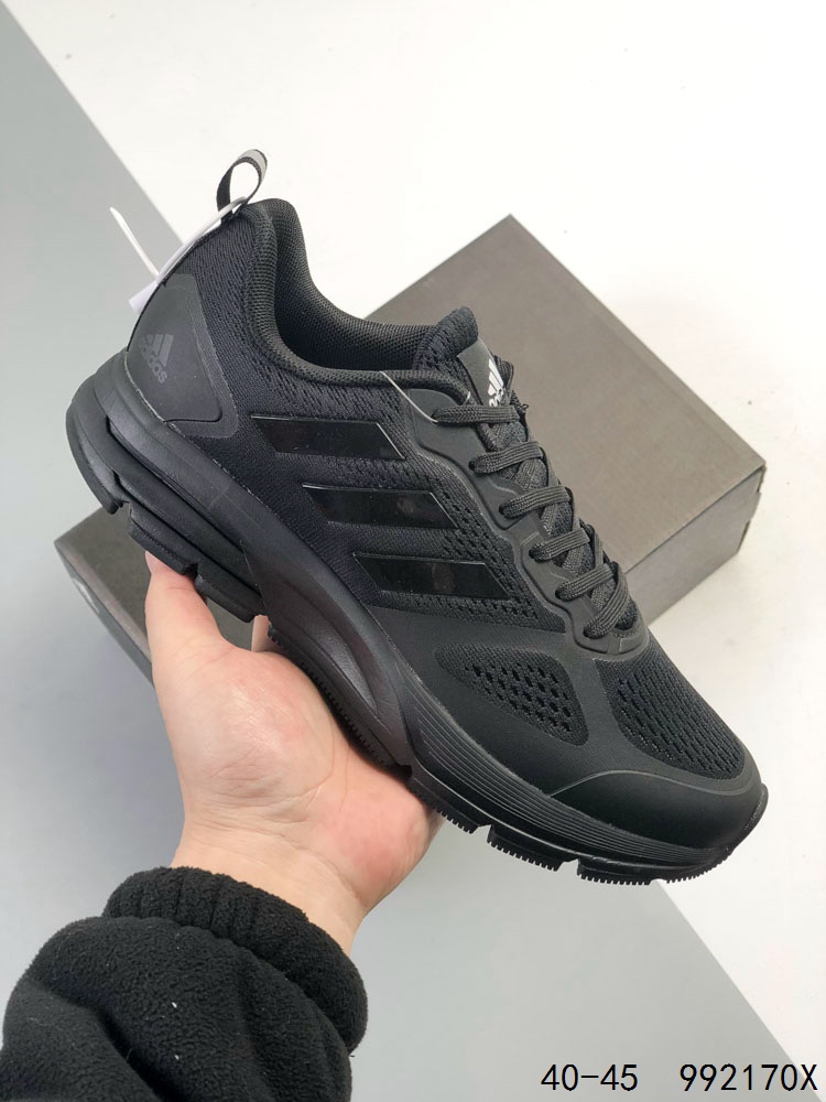 真标带半码 阿迪达斯 Adizero Duramo SL 跑步运动休闲跑步鞋 潮流 织物减震 低帮 碳板跑步鞋 舒适耐磨 低帮跑步鞋 男款,帮助你增强力量、耐力、速度和距离.透气的网眼鞋面与Lightstrike中底搭配,非常轻便、稳定且反应灵敏.Adiwear橡胶外底紧抓住跑道和沥青路,经久耐用.SL2采用了轻质工程网面鞋面,透气性极佳,确保跑者在长时间运动中都能保持舒适.👣其次,大底采用了马牌橡胶材料,并更新了纹路设计,大大提升了抓地力和耐用性,让跑者在不同路面上都能稳稳站立.🏃‍♂️再来看中底,它采用了双层LIGHTSTRIKE 2.0框架和全掌LIGHTSTRIKE PRO材料,为跑者提供了出色的缓冲和能量反馈,有效减少训练疲劳.#泰裤辣 #阿迪达斯 #跑鞋 #ADIZERODURAMOSL 如图 ID:992170X