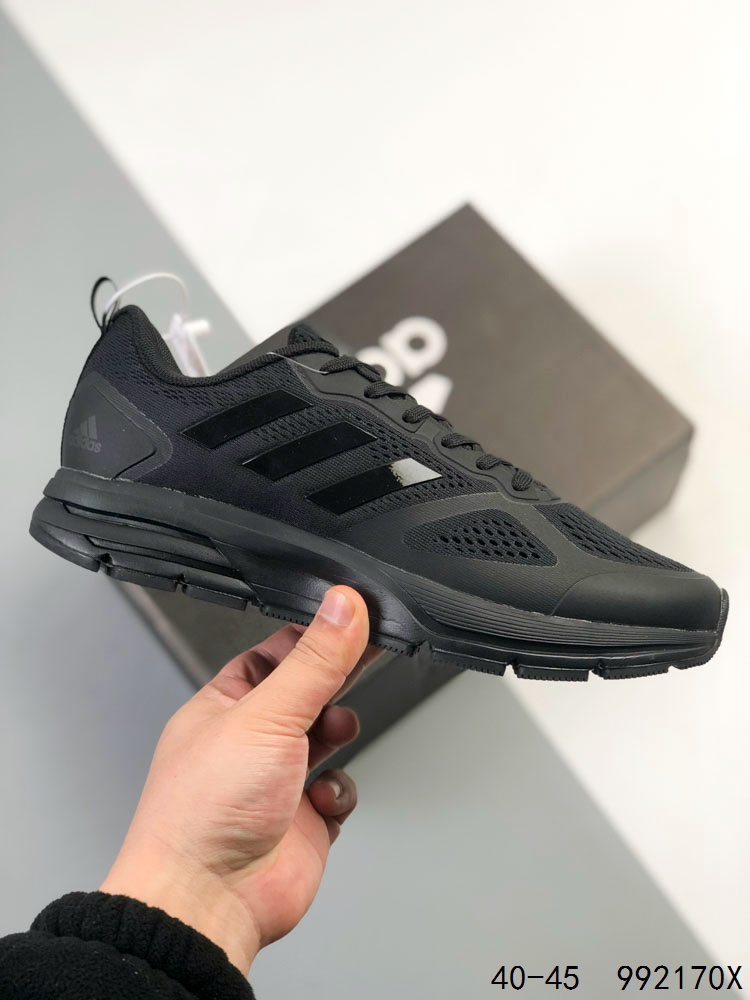 真标带半码 阿迪达斯 Adizero Duramo SL 跑步运动休闲跑步鞋 潮流 织物减震 低帮 碳板跑步鞋 舒适耐磨 低帮跑步鞋 男款,帮助你增强力量、耐力、速度和距离.透气的网眼鞋面与Lightstrike中底搭配,非常轻便、稳定且反应灵敏.Adiwear橡胶外底紧抓住跑道和沥青路,经久耐用.SL2采用了轻质工程网面鞋面,透气性极佳,确保跑者在长时间运动中都能保持舒适.👣其次,大底采用了马牌橡胶材料,并更新了纹路设计,大大提升了抓地力和耐用性,让跑者在不同路面上都能稳稳站立.🏃‍♂️再来看中底,它采用了双层LIGHTSTRIKE 2.0框架和全掌LIGHTSTRIKE PRO材料,为跑者提供了出色的缓冲和能量反馈,有效减少训练疲劳.#泰裤辣 #阿迪达斯 #跑鞋 #ADIZERODURAMOSL 如图 ID:992170X