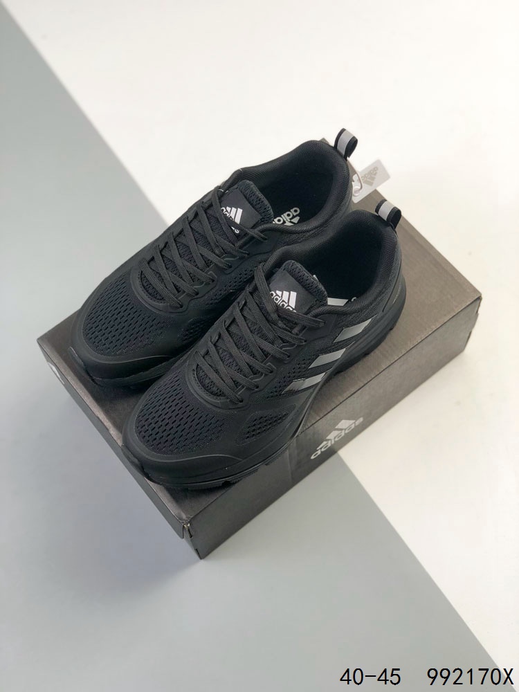 真标带半码 阿迪达斯 Adizero Duramo SL 跑步运动休闲跑步鞋 潮流 织物减震 低帮 碳板跑步鞋 舒适耐磨 低帮跑步鞋 男款,帮助你增强力量、耐力、速度和距离.透气的网眼鞋面与Lightstrike中底搭配,非常轻便、稳定且反应灵敏.Adiwear橡胶外底紧抓住跑道和沥青路,经久耐用.SL2采用了轻质工程网面鞋面,透气性极佳,确保跑者在长时间运动中都能保持舒适.👣其次,大底采用了马牌橡胶材料,并更新了纹路设计,大大提升了抓地力和耐用性,让跑者在不同路面上都能稳稳站立.🏃‍♂️再来看中底,它采用了双层LIGHTSTRIKE 2.0框架和全掌LIGHTSTRIKE PRO材料,为跑者提供了出色的缓冲和能量反馈,有效减少训练疲劳.#泰裤辣 #阿迪达斯 #跑鞋 #ADIZERODURAMOSL 如图 ID:992170X