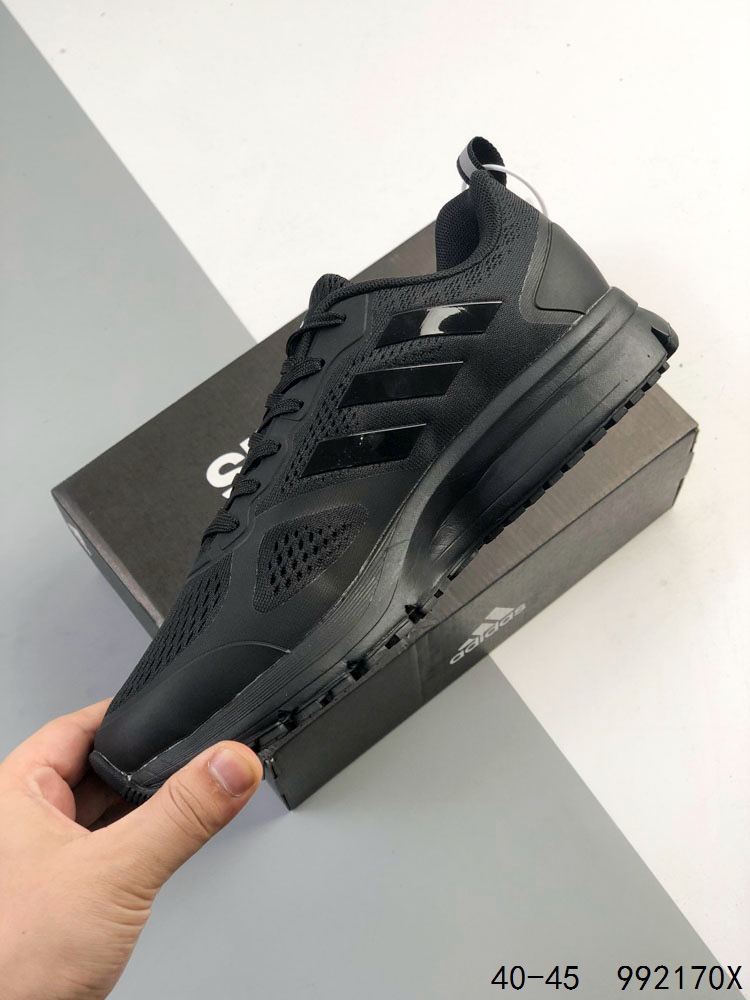 真标带半码 阿迪达斯 Adizero Duramo SL 跑步运动休闲跑步鞋 潮流 织物减震 低帮 碳板跑步鞋 舒适耐磨 低帮跑步鞋 男款,帮助你增强力量、耐力、速度和距离.透气的网眼鞋面与Lightstrike中底搭配,非常轻便、稳定且反应灵敏.Adiwear橡胶外底紧抓住跑道和沥青路,经久耐用.SL2采用了轻质工程网面鞋面,透气性极佳,确保跑者在长时间运动中都能保持舒适.👣其次,大底采用了马牌橡胶材料,并更新了纹路设计,大大提升了抓地力和耐用性,让跑者在不同路面上都能稳稳站立.🏃‍♂️再来看中底,它采用了双层LIGHTSTRIKE 2.0框架和全掌LIGHTSTRIKE PRO材料,为跑者提供了出色的缓冲和能量反馈,有效减少训练疲劳.#泰裤辣 #阿迪达斯 #跑鞋 #ADIZERODURAMOSL 如图 ID:992170X