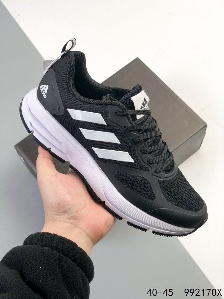 真标带半码 阿迪达斯 Adizero Duramo SL 跑步运动休闲跑步鞋 潮流 织物减震 低帮 碳板跑步鞋 舒适耐磨 低帮跑步鞋 男款,帮助你增强力量、耐力、速度和距离.透气的网眼鞋面与Lightstrike中底搭配,非常轻便、稳定且反应灵敏.Adiwear橡胶外底紧抓住跑道和沥青路,经久耐用.SL2采用了轻质工程网面鞋面,透气性极佳,确保跑者在长时间运动中都能保持舒适.👣其次,大底采用了马牌橡胶材料,并更新了纹路设计,大大提升了抓地力和耐用性,让跑者在不同路面上都能稳稳站立.🏃‍♂️再来看中底,它采用了双层LIGHTSTRIKE 2.0框架和全掌LIGHTSTRIKE PRO材料,为跑者提供了出色的缓冲和能量反馈,有效减少训练疲劳.#泰裤辣 #阿迪达斯 #跑鞋 #ADIZERODURAMOSL 如图 ID:992170X