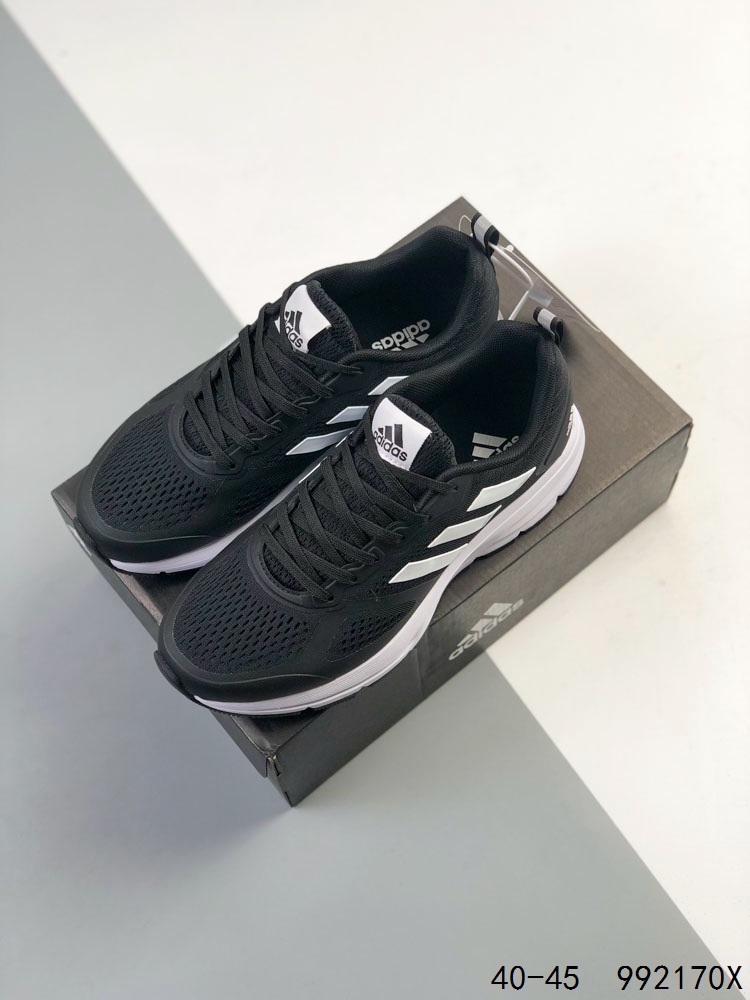 真标带半码 阿迪达斯 Adizero Duramo SL 跑步运动休闲跑步鞋 潮流 织物减震 低帮 碳板跑步鞋 舒适耐磨 低帮跑步鞋 男款,帮助你增强力量、耐力、速度和距离.透气的网眼鞋面与Lightstrike中底搭配,非常轻便、稳定且反应灵敏.Adiwear橡胶外底紧抓住跑道和沥青路,经久耐用.SL2采用了轻质工程网面鞋面,透气性极佳,确保跑者在长时间运动中都能保持舒适.👣其次,大底采用了马牌橡胶材料,并更新了纹路设计,大大提升了抓地力和耐用性,让跑者在不同路面上都能稳稳站立.🏃‍♂️再来看中底,它采用了双层LIGHTSTRIKE 2.0框架和全掌LIGHTSTRIKE PRO材料,为跑者提供了出色的缓冲和能量反馈,有效减少训练疲劳.#泰裤辣 #阿迪达斯 #跑鞋 #ADIZERODURAMOSL 如图 ID:992170X