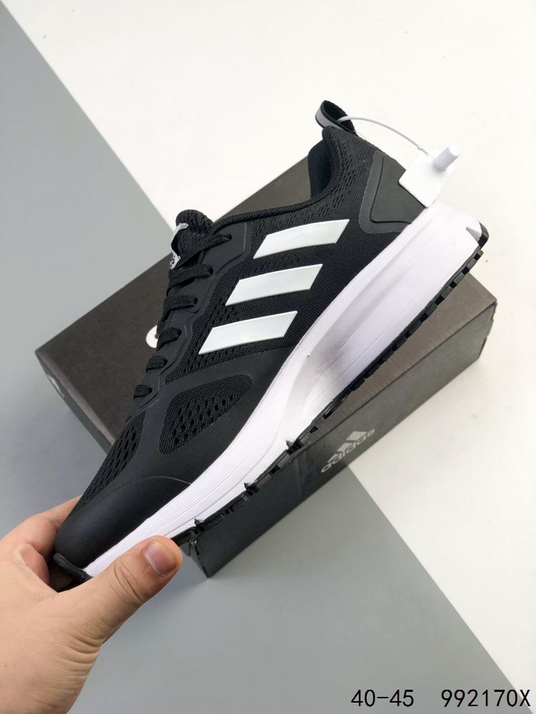 真标带半码 阿迪达斯 Adizero Duramo SL 跑步运动休闲跑步鞋 潮流 织物减震 低帮 碳板跑步鞋 舒适耐磨 低帮跑步鞋 男款,帮助你增强力量、耐力、速度和距离.透气的网眼鞋面与Lightstrike中底搭配,非常轻便、稳定且反应灵敏.Adiwear橡胶外底紧抓住跑道和沥青路,经久耐用.SL2采用了轻质工程网面鞋面,透气性极佳,确保跑者在长时间运动中都能保持舒适.👣其次,大底采用了马牌橡胶材料,并更新了纹路设计,大大提升了抓地力和耐用性,让跑者在不同路面上都能稳稳站立.🏃‍♂️再来看中底,它采用了双层LIGHTSTRIKE 2.0框架和全掌LIGHTSTRIKE PRO材料,为跑者提供了出色的缓冲和能量反馈,有效减少训练疲劳.#泰裤辣 #阿迪达斯 #跑鞋 #ADIZERODURAMOSL 如图 ID:992170X