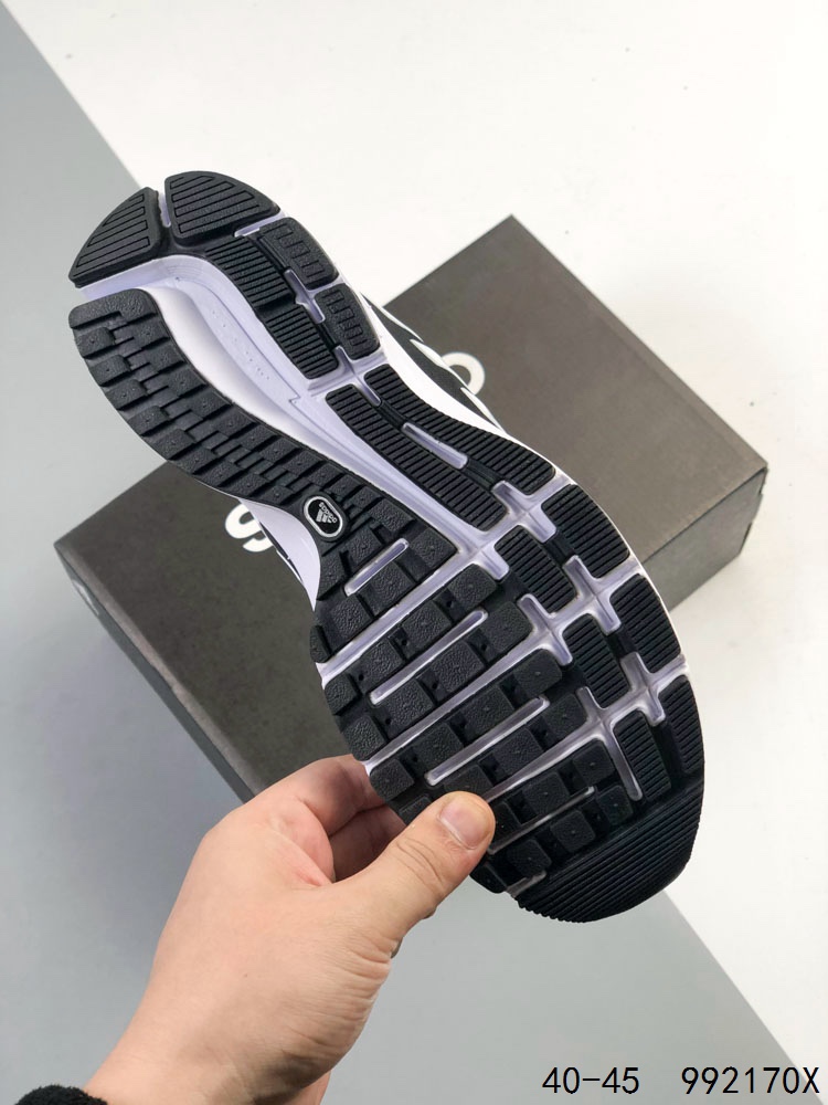 真标带半码 阿迪达斯 Adizero Duramo SL 跑步运动休闲跑步鞋 潮流 织物减震 低帮 碳板跑步鞋 舒适耐磨 低帮跑步鞋 男款,帮助你增强力量、耐力、速度和距离.透气的网眼鞋面与Lightstrike中底搭配,非常轻便、稳定且反应灵敏.Adiwear橡胶外底紧抓住跑道和沥青路,经久耐用.SL2采用了轻质工程网面鞋面,透气性极佳,确保跑者在长时间运动中都能保持舒适.👣其次,大底采用了马牌橡胶材料,并更新了纹路设计,大大提升了抓地力和耐用性,让跑者在不同路面上都能稳稳站立.🏃‍♂️再来看中底,它采用了双层LIGHTSTRIKE 2.0框架和全掌LIGHTSTRIKE PRO材料,为跑者提供了出色的缓冲和能量反馈,有效减少训练疲劳.#泰裤辣 #阿迪达斯 #跑鞋 #ADIZERODURAMOSL 如图 ID:992170X