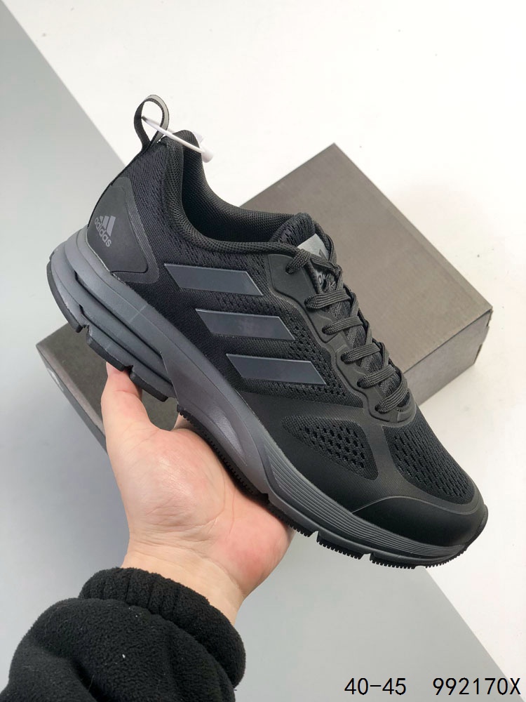 ️ 真标带半码 阿迪达斯 Adizero Duramo SL 跑步运动休闲跑步鞋 潮流 织物减震 低帮 碳板跑步鞋 舒适耐磨 低帮跑步鞋 男款,帮助你增强力量、耐力、速度和距离.透气的网眼鞋面与Lightstrike中底搭配,非常轻便、稳定且反应灵敏.Adiwear橡胶外底紧抓住跑道和沥青路,经久耐用.SL2采用了轻质工程网面鞋面,透气性极佳,确保跑者在长时间运动中都能保持舒适.👣其次,大底采用了马牌橡胶材料,并更新了纹路设计,大大提升了抓地力和耐用性,让跑者在不同路面上都能稳稳站立.🏃‍♂️再来看中底,它采用了双层LIGHTSTRIKE 2.0框架和全掌LIGHTSTRIKE PRO材料,为跑者提供了出色的缓冲和能量反馈,有效减少训练疲劳.#泰裤辣 #阿迪达斯 #跑鞋 #ADIZERODURAMOSL 如图 ID:992170X