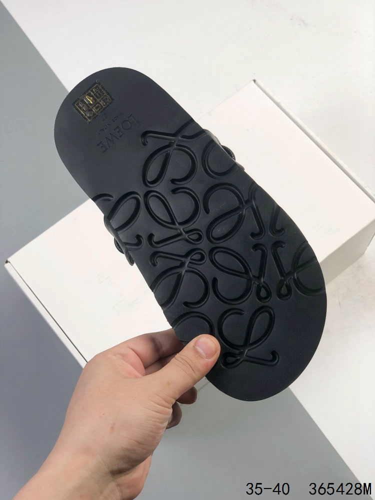 LV 路易威登Louis Vuitton 大LOGO印花 厚底增高休闲凉鞋 众多明星网红上脚 鞋面采用牛皮材质 扣饰经过防氧化防腐蚀处理 原版大扣 并非市场上的烤漆掉色便宜扣饰 大底采用一比一原版超轻发泡大底 回弹性高 绝非市面橡胶材质大底 上脚超级无敌舒适 官方同步 专柜包装. 市面最高版本 稳定现货供应. 尺码:如图 ID:365428W