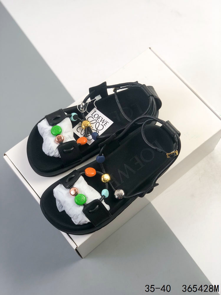 LV 路易威登Louis Vuitton 大LOGO印花 厚底增高休闲凉鞋 众多明星网红上脚 鞋面采用牛皮材质 扣饰经过防氧化防腐蚀处理 原版大扣 并非市场上的烤漆掉色便宜扣饰 大底采用一比一原版超轻发泡大底 回弹性高 绝非市面橡胶材质大底 上脚超级无敌舒适 官方同步 专柜包装. 市面最高版本 稳定现货供应. 尺码:如图 ID:365428W