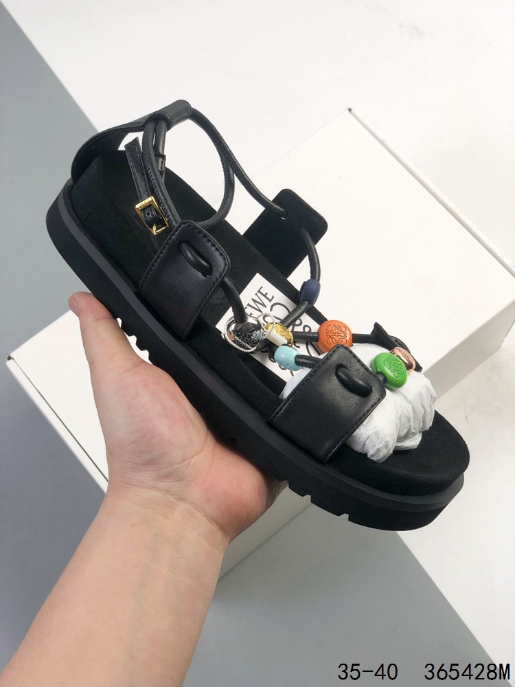 LV 路易威登Louis Vuitton 大LOGO印花 厚底增高休闲凉鞋 众多明星网红上脚 鞋面采用牛皮材质 扣饰经过防氧化防腐蚀处理 原版大扣 并非市场上的烤漆掉色便宜扣饰 大底采用一比一原版超轻发泡大底 回弹性高 绝非市面橡胶材质大底 上脚超级无敌舒适 官方同步 专柜包装. 市面最高版本 稳定现货供应. 尺码:如图 ID:365428W