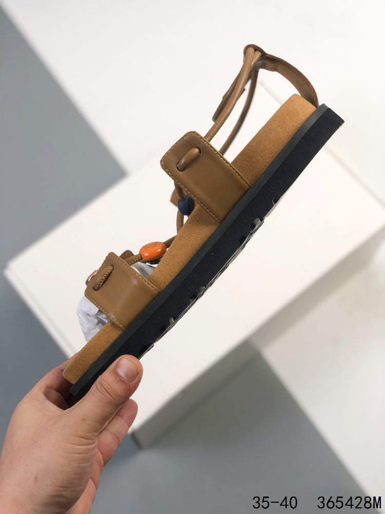 ️ LV 路易威登Louis Vuitton 大LOGO印花 厚底增高休闲凉鞋 众多明星网红上脚 鞋面采用牛皮材质 扣饰经过防氧化防腐蚀处理 原版大扣 并非市场上的烤漆掉色便宜扣饰 大底采用一比一原版超轻发泡大底 回弹性高 绝非市面橡胶材质大底 上脚超级无敌舒适 官方同步 专柜包装. 市面最高版本 稳定现货供应. 尺码:如图 ID:365428W