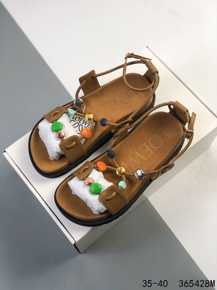 ️ LV 路易威登Louis Vuitton 大LOGO印花 厚底增高休闲凉鞋 众多明星网红上脚 鞋面采用牛皮材质 扣饰经过防氧化防腐蚀处理 原版大扣 并非市场上的烤漆掉色便宜扣饰 大底采用一比一原版超轻发泡大底 回弹性高 绝非市面橡胶材质大底 上脚超级无敌舒适 官方同步 专柜包装. 市面最高版本 稳定现货供应. 尺码:如图 ID:365428W