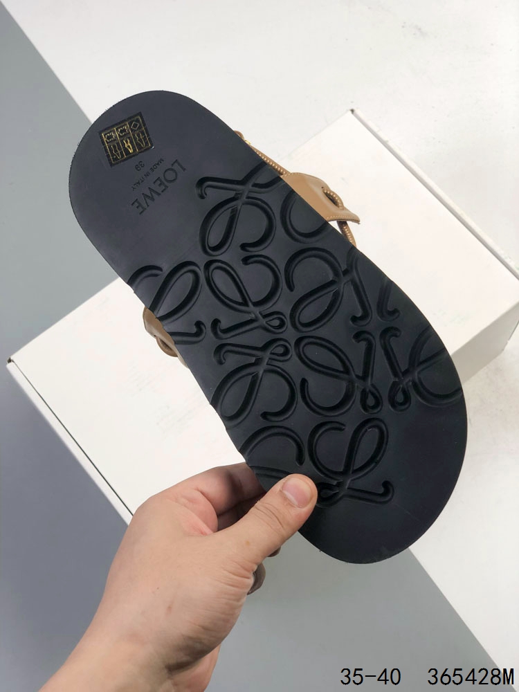 ️ LV 路易威登Louis Vuitton 大LOGO印花 厚底增高休闲凉鞋 众多明星网红上脚 鞋面采用牛皮材质 扣饰经过防氧化防腐蚀处理 原版大扣 并非市场上的烤漆掉色便宜扣饰 大底采用一比一原版超轻发泡大底 回弹性高 绝非市面橡胶材质大底 上脚超级无敌舒适 官方同步 专柜包装. 市面最高版本 稳定现货供应. 尺码:如图 ID:365428W