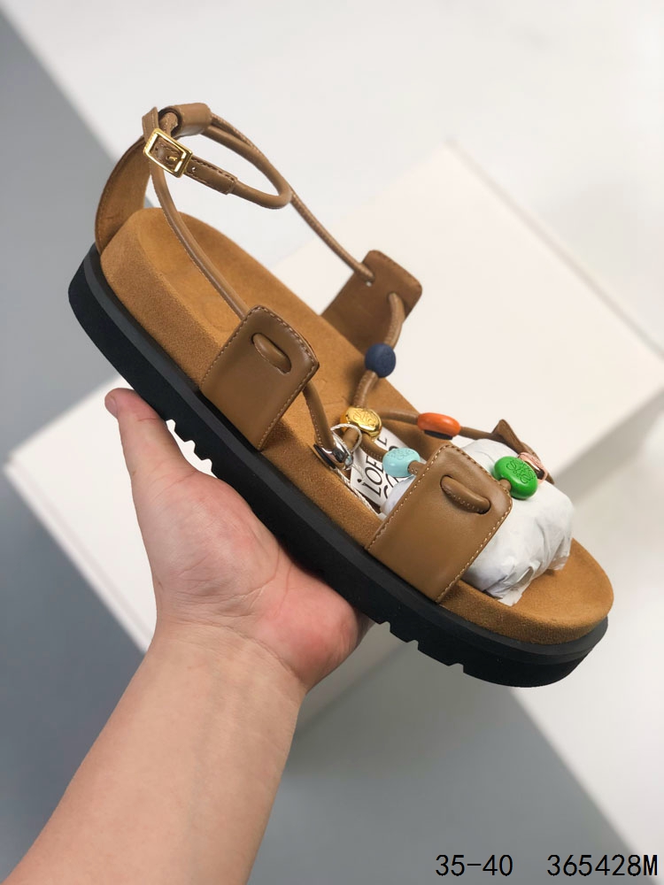 ️ LV 路易威登Louis Vuitton 大LOGO印花 厚底增高休闲凉鞋 众多明星网红上脚 鞋面采用牛皮材质 扣饰经过防氧化防腐蚀处理 原版大扣 并非市场上的烤漆掉色便宜扣饰 大底采用一比一原版超轻发泡大底 回弹性高 绝非市面橡胶材质大底 上脚超级无敌舒适 官方同步 专柜包装. 市面最高版本 稳定现货供应. 尺码:如图 ID:365428W