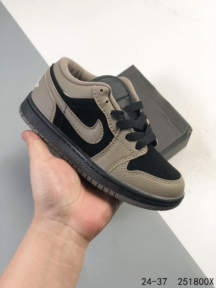 萌娃童鞋!乔丹Air Jordan 1 Low AJ1 WH 乔1 倒钩 低帮复古文化休闲运动篮球鞋.凭借出色的性能和吸睛的外观, Air Jordan直是风球场和街头的时尚标杆.Air Jordan 1 从1985年面世的元年款汲取设计灵感,采用简洁大方的经典外观,熟悉中带一抹新颖. ID:251800X