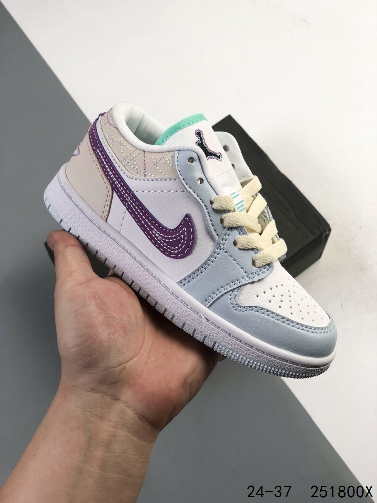 萌娃童鞋!乔丹Air Jordan 1 Low AJ1 WH 乔1 倒钩 低帮复古文化休闲运动篮球鞋.凭借出色的性能和吸睛的外观, Air Jordan直是风球场和街头的时尚标杆.Air Jordan 1 从1985年面世的元年款汲取设计灵感,采用简洁大方的经典外观,熟悉中带一抹新颖. ID:251800X