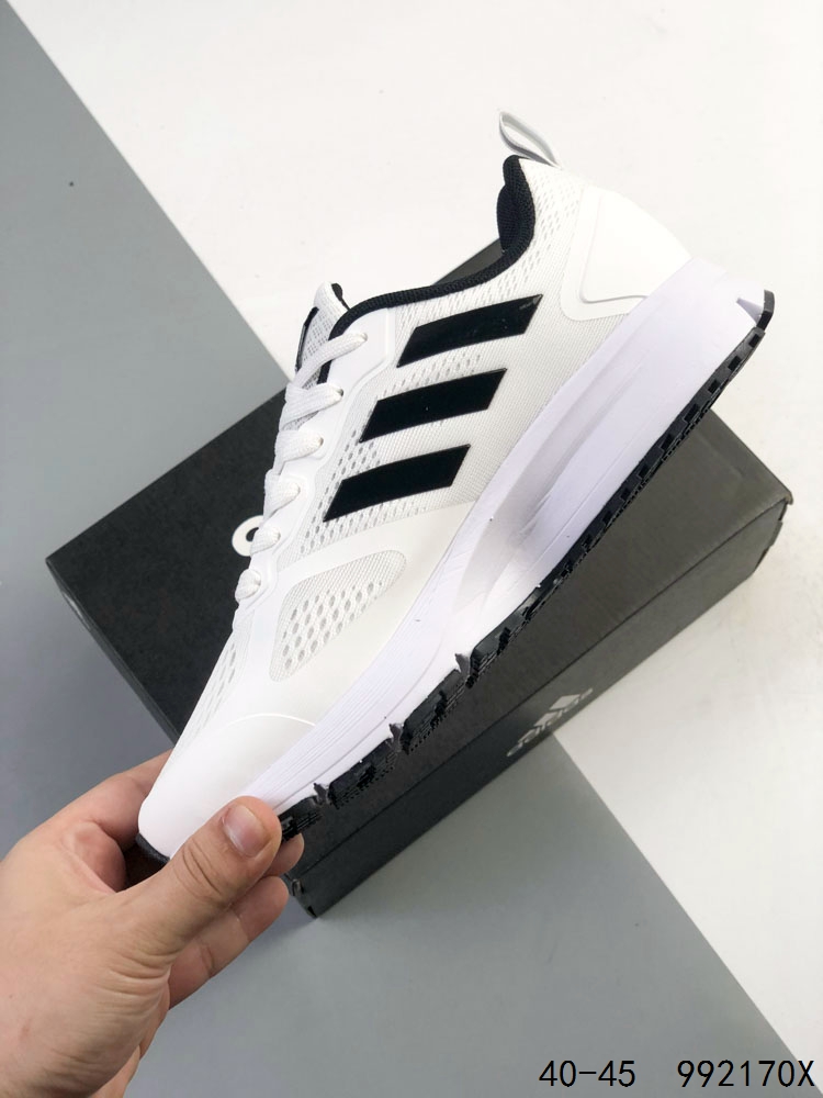 真标带半码 阿迪达斯 Adizero Duramo SL 跑步运动休闲跑步鞋 潮流 织物减震 低帮 碳板跑步鞋 舒适耐磨 低帮跑步鞋 男款,帮助你增强力量、耐力、速度和距离.透气的网眼鞋面与Lightstrike中底搭配,非常轻便、稳定且反应灵敏.Adiwear橡胶外底紧抓住跑道和沥青路,经久耐用.SL2采用了轻质工程网面鞋面,透气性极佳,确保跑者在长时间运动中都能保持舒适.👣其次,大底采用了马牌橡胶材料,并更新了纹路设计,大大提升了抓地力和耐用性,让跑者在不同路面上都能稳稳站立.🏃‍♂️再来看中底,它采用了双层LIGHTSTRIKE 2.0框架和全掌LIGHTSTRIKE PRO材料,为跑者提供了出色的缓冲和能量反馈,有效减少训练疲劳.#泰裤辣 #阿迪达斯 #跑鞋 #ADIZERODURAMOSL 如图 ID:992170X
