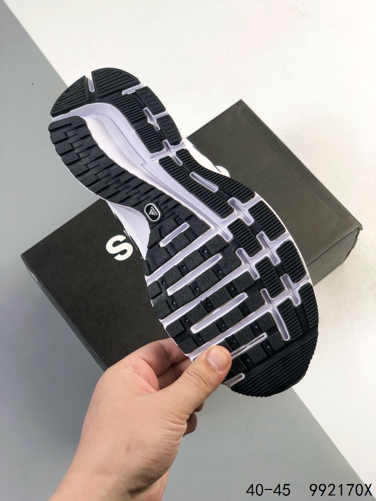 真标带半码 阿迪达斯 Adizero Duramo SL 跑步运动休闲跑步鞋 潮流 织物减震 低帮 碳板跑步鞋 舒适耐磨 低帮跑步鞋 男款,帮助你增强力量、耐力、速度和距离.透气的网眼鞋面与Lightstrike中底搭配,非常轻便、稳定且反应灵敏.Adiwear橡胶外底紧抓住跑道和沥青路,经久耐用.SL2采用了轻质工程网面鞋面,透气性极佳,确保跑者在长时间运动中都能保持舒适.👣其次,大底采用了马牌橡胶材料,并更新了纹路设计,大大提升了抓地力和耐用性,让跑者在不同路面上都能稳稳站立.🏃‍♂️再来看中底,它采用了双层LIGHTSTRIKE 2.0框架和全掌LIGHTSTRIKE PRO材料,为跑者提供了出色的缓冲和能量反馈,有效减少训练疲劳.#泰裤辣 #阿迪达斯 #跑鞋 #ADIZERODURAMOSL 如图 ID:992170X