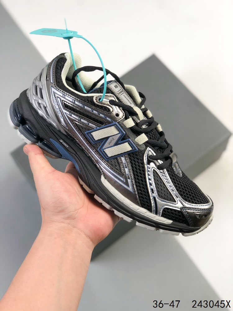️ 真标带半码! 新百伦New Balance 1906 复古跑鞋 小红书爆款 NB1906这双鞋确实是NB家经典复古款式之一,以全新科技诠释,成功打造1906鞋款,鞋面在保持1906基本线条和片层结构的同时,采用更为简洁、流畅的设计语言 ID:243045X