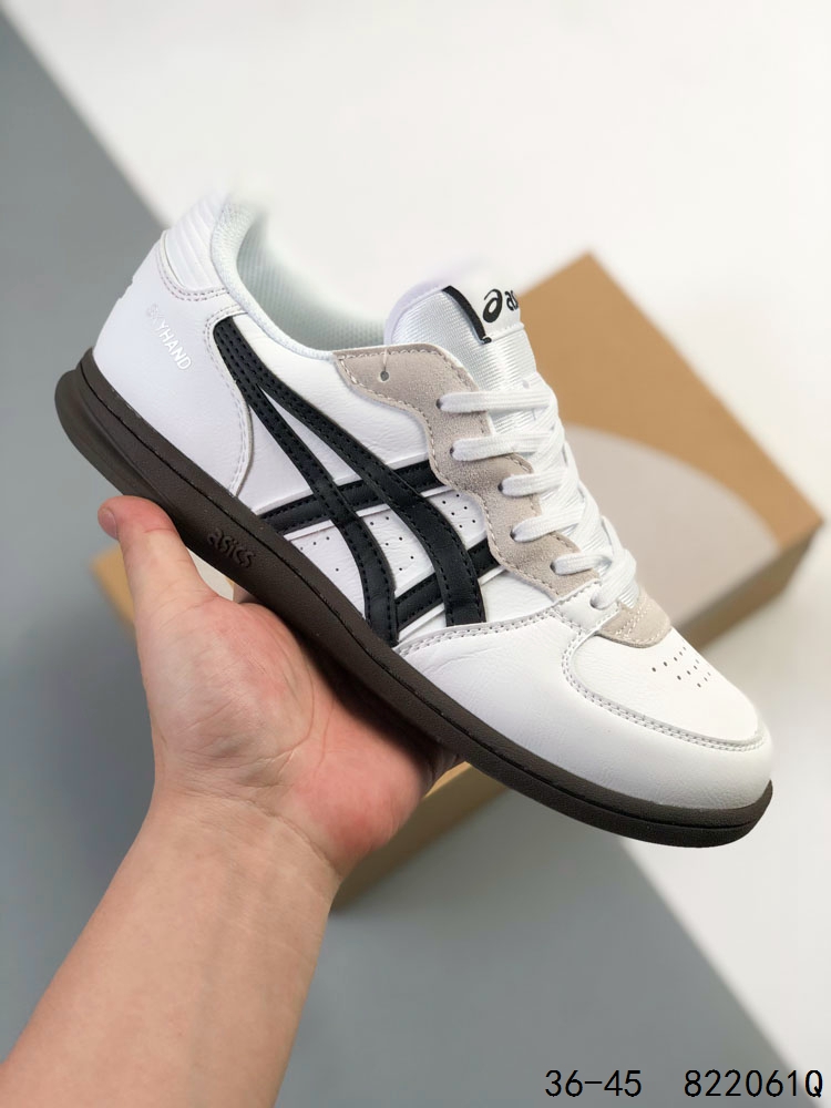 真标带半码! ASICS 亚瑟士 SKYHAND OG 休闲鞋复古舒适 防滑耐磨 低帮 板鞋 男女同款.ASICS Skyhand OG 于今年 6 月初与哥本哈根的 Hay 合作首次重新亮相. 此款SKYHAND OG设计简洁轻量,采用全猪巴革鞋面,搭配皮革标志覆盖层和橡胶鞋底.LOGo采用凸纹设计,搭配复古配色,给予真实的怀旧感和触感.外形上,延续经典虎爪设计元素,演绎时尚复古运动风.为了进一步贴合现代 2024 年消费者,Skyhand OG 在前脚掌采用 Flytefoam,在后跟采用 EVA 泡沫,以提供日常舒适感. ID:822061Q