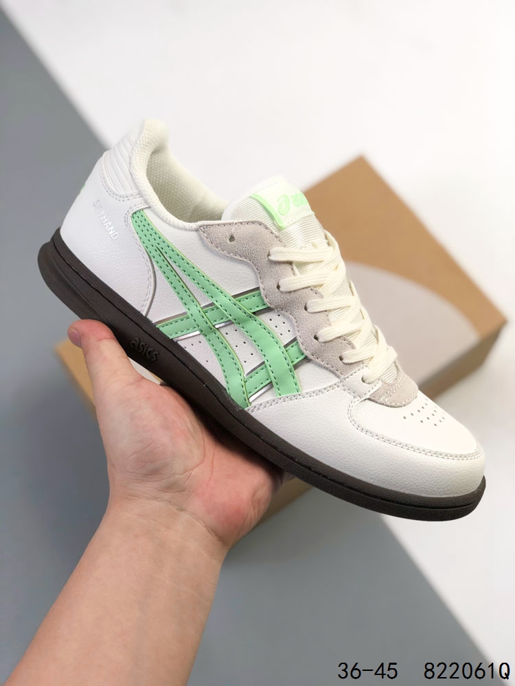 真标带半码! ASICS 亚瑟士 SKYHAND OG 休闲鞋复古舒适 防滑耐磨 低帮 板鞋 男女同款.ASICS Skyhand OG 于今年 6 月初与哥本哈根的 Hay 合作首次重新亮相. 此款SKYHAND OG设计简洁轻量,采用全猪巴革鞋面,搭配皮革标志覆盖层和橡胶鞋底.LOGo采用凸纹设计,搭配复古配色,给予真实的怀旧感和触感.外形上,延续经典虎爪设计元素,演绎时尚复古运动风.为了进一步贴合现代 2024 年消费者,Skyhand OG 在前脚掌采用 Flytefoam,在后跟采用 EVA 泡沫,以提供日常舒适感. ID:822061Q
