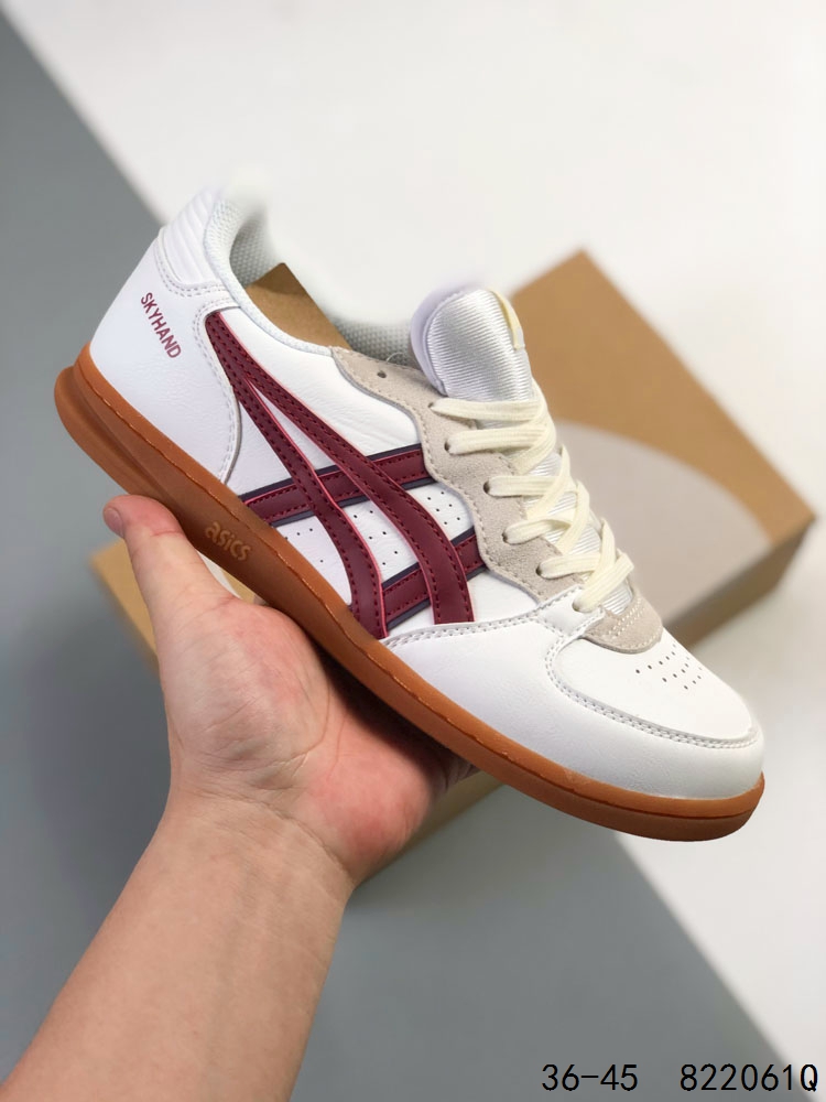 真标带半码! ASICS 亚瑟士 SKYHAND OG 休闲鞋复古舒适 防滑耐磨 低帮 板鞋 男女同款.ASICS Skyhand OG 于今年 6 月初与哥本哈根的 Hay 合作首次重新亮相. 此款SKYHAND OG设计简洁轻量,采用全猪巴革鞋面,搭配皮革标志覆盖层和橡胶鞋底.LOGo采用凸纹设计,搭配复古配色,给予真实的怀旧感和触感.外形上,延续经典虎爪设计元素,演绎时尚复古运动风.为了进一步贴合现代 2024 年消费者,Skyhand OG 在前脚掌采用 Flytefoam,在后跟采用 EVA 泡沫,以提供日常舒适感. ID:822061Q