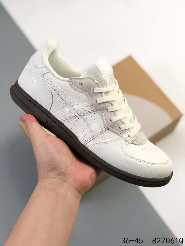 真标带半码! ASICS 亚瑟士 SKYHAND OG 休闲鞋复古舒适 防滑耐磨 低帮 板鞋 男女同款.ASICS Skyhand OG 于今年 6 月初与哥本哈根的 Hay 合作首次重新亮相. 此款SKYHAND OG设计简洁轻量,采用全猪巴革鞋面,搭配皮革标志覆盖层和橡胶鞋底.LOGo采用凸纹设计,搭配复古配色,给予真实的怀旧感和触感.外形上,延续经典虎爪设计元素,演绎时尚复古运动风.为了进一步贴合现代 2024 年消费者,Skyhand OG 在前脚掌采用 Flytefoam,在后跟采用 EVA 泡沫,以提供日常舒适感. ID:822061Q