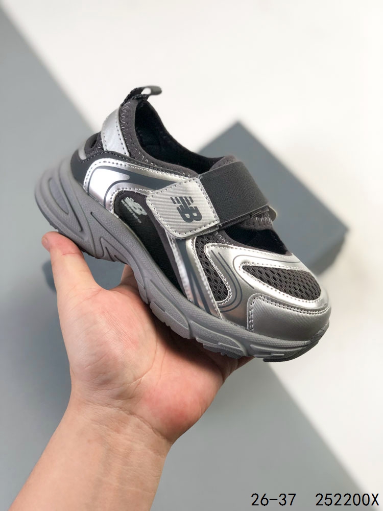 萌娃童鞋! New Balance 新百伦 张子枫代言NB 联名款凉鞋 20年春夏季两用沙滩凉鞋,MD组合大底 将机能美学融入到夏日凉鞋设计中 兼具舒适度与时尚感. ID:252200X