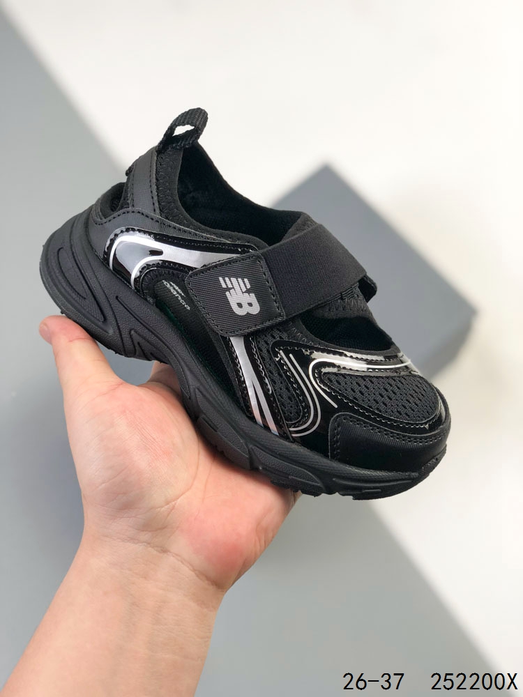 萌娃童鞋! New Balance 新百伦 张子枫代言NB 联名款凉鞋 20年春夏季两用沙滩凉鞋,MD组合大底 将机能美学融入到夏日凉鞋设计中 兼具舒适度与时尚感. ID:252200X