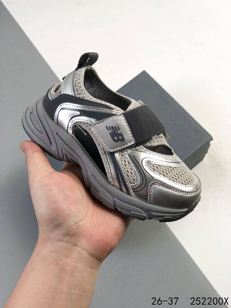 萌娃童鞋! New Balance 新百伦 张子枫代言NB 联名款凉鞋 20年春夏季两用沙滩凉鞋,MD组合大底 将机能美学融入到夏日凉鞋设计中 兼具舒适度与时尚感. ID:252200X