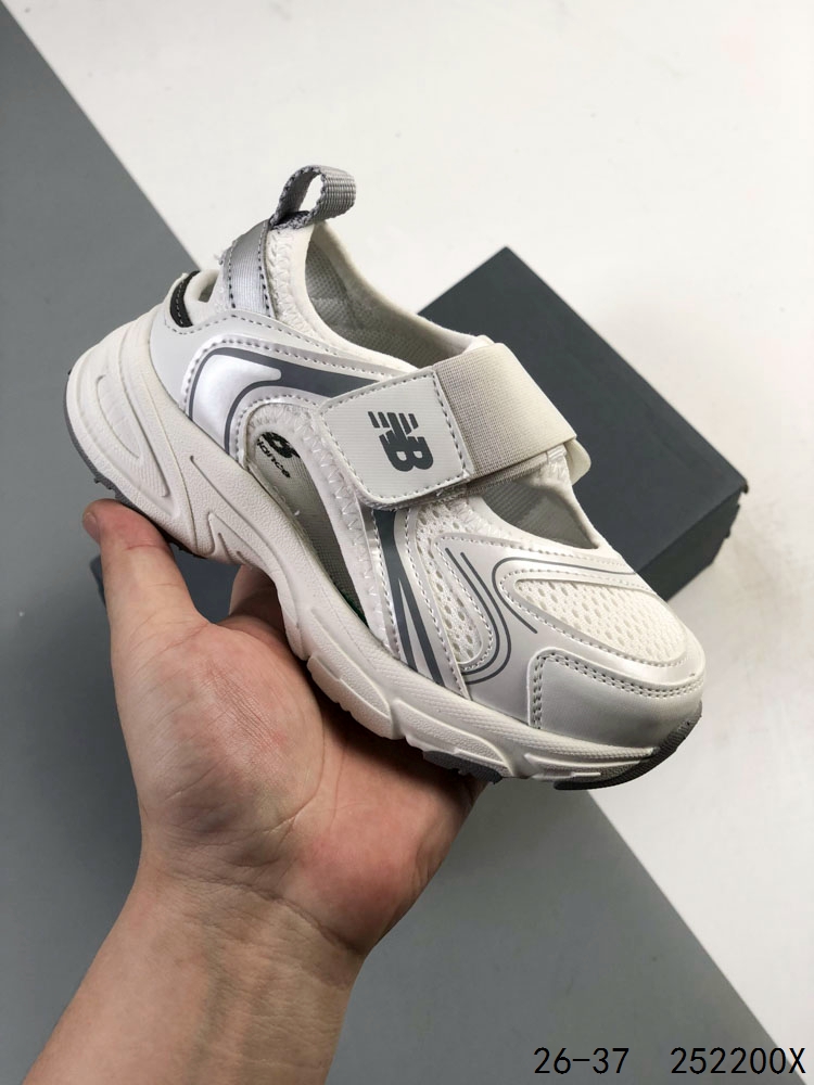 萌娃童鞋! New Balance 新百伦 张子枫代言NB 联名款凉鞋 20年春夏季两用沙滩凉鞋,MD组合大底 将机能美学融入到夏日凉鞋设计中 兼具舒适度与时尚感. ID:252200X