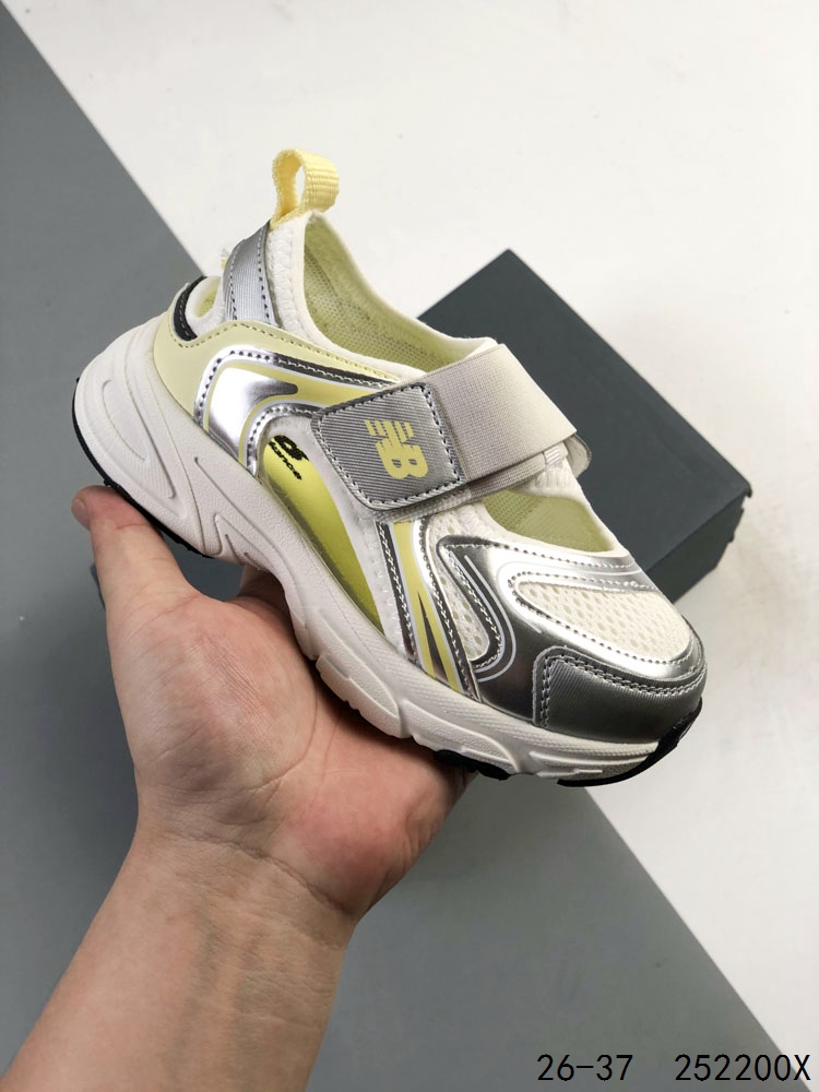 萌娃童鞋! New Balance 新百伦 张子枫代言NB 联名款凉鞋 20年春夏季两用沙滩凉鞋,MD组合大底 将机能美学融入到夏日凉鞋设计中 兼具舒适度与时尚感. ID:252200X