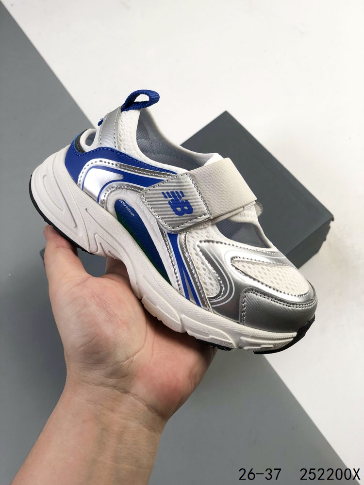 萌娃童鞋! New Balance 新百伦 张子枫代言NB 联名款凉鞋 20年春夏季两用沙滩凉鞋,MD组合大底 将机能美学融入到夏日凉鞋设计中 兼具舒适度与时尚感. ID:252200X