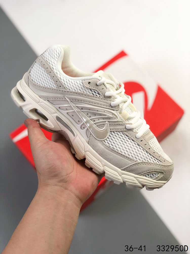 ️ 真标带半码! 耐克(NIKE)AIR MAX MOTO 2K 2025秋男女鞋AIR MAX MOTO II运动休闲鞋 HQ2056-101 Y2K 玩家狂喜!Nike 又一经典造型回归!注入式的中掌支撑系统和金属网眼提供支撑和透气性.轻而透气的网眼面料和合成材料组成的鞋面.合成革的脚跟,覆盖中掌的鞋带系统将双足锁在中底中.脚跟为双密度的聚亚安脂,PHYLON的前掌,脚跟处MAX AIR气垫和前掌的内置气垫形成了独特的Nike式缓震系统前掌的充气橡胶和脚跟的耐用BRS1000碳质橡胶.TPU承托盘减少重量的同时具有扭转保护的作用.为慢跑爱好者设计的缓震和稳定完美结合的跑鞋.鞋面采用了标志性的网眼面料,结合亮光材质的应用,让这双鞋的视觉层次显得更加丰富.鞋底方面采用了 Cushlon 泡棉和 Air Max 缓震,在增高的同时,又有不错的脚感体验. 如图 ID:332950D