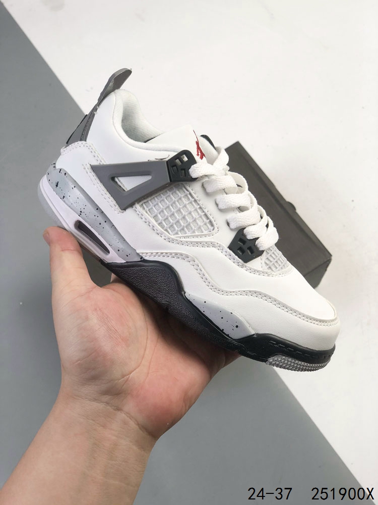 萌娃童鞋 耐克 Nike Air Jordan 4 Retro OG AJ4 低帮 迈克尔·乔丹AJ4代乔4 复古休闲运动文化篮球鞋.秉承轻量化的速度型篮球鞋设计思想完成设计,降低重量的同时提升舒适度,中底延续前作使用了分离式后掌可视化 Air Sole气垫.鞋带孔和后跟鞋提以籃网为造型灵感,将篮球运动巧妙融入到鞋款的设计之中,使鞋身整体富有流动性、节奏感和优雅气质. 码数:如图 ID:251900X