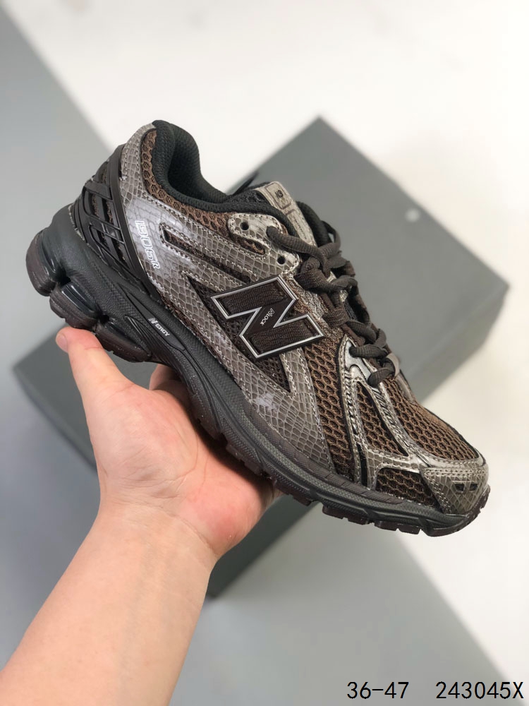 ️ 公司级带半码! 新百伦New Balance 1906 复古跑鞋 小红书爆款 NB1906这双鞋确实是NB家经典复古款式之一,以全新科技诠释,成功打造1906鞋款,鞋面在保持1906基本线条和片层结构的同时,采用更为简洁、流畅的设计语言 ID:243045X