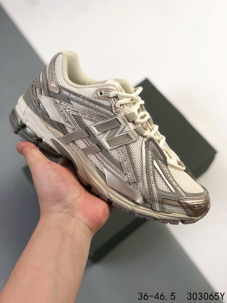 ️ 公司级带半码! 新百伦New Balance 1906 复古跑鞋 小红书爆款 NB1906这双鞋确实是NB家经典复古款式之一,以全新科技诠释,成功打造1906鞋款,鞋面在保持1906基本线条和片层结构的同时,采用更为简洁、流畅的设计语言 ID:303065Y