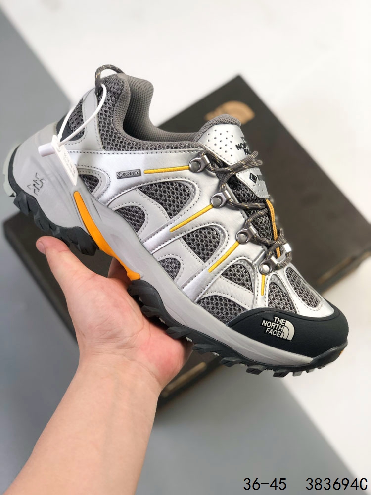 公司级带半码! The North Face Altamesa 500 北面缓震越野跑鞋户外透气徒步鞋 中底搭载的是 The North Face 专研的DREAM超临界发泡材料,带来舒适和稳定兼具的脚感.‍‍‍‍ 大底是 The North Face 当家的Surface CTRL橡胶大底,前掌加宽,中足稳固,后跟锁定,搭配 4mm 齿深,可以应对绝大多数路面状况.‍‍‍‍‍‍‍‍‍‍‍ 弧形滚动鞋底设计,配上 6mm 跟差,带来足够的滚动效能,增强推进力.‍‍‍‍‍‍‍‍‍‍‍鞋外侧是 The North Face LOGO 的象征:美国优胜美地国家公园最高山峰 Half Dome 坐标,并以等高线花纹装饰. ID:383694C