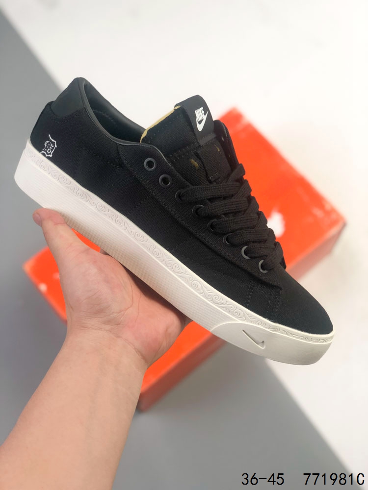 ️ 耐克新款板鞋Nike X devin Booker blazer签名球鞋时尚休闲运动篮球鞋 DevinBooker首双签名篮球鞋NikeBOOK1 德文·布克 (DevinBooker) 身着NikeBook1“Cool Grey” 亮相. Devin Booker为设计团队提供了包括Nike Air Force 1、Nike Blazer和 Air Jordan 1在内多款经典鞋型作为设计出发点. Nike Book 1的设计灵感也来自于一辆他修复的古董汽车:一辆绰号为“Uncle Larry”的72年蓝色雪佛兰Blazer K5,这辆车被Devin Booker改装成低底盘跑车. Devin Booker表示这辆车搭载了LS引擎,也就是将原有的引擎换成了现代高性能马达,同时也保留了这辆车的复古外观,正与Nike Book 1给人的感觉一致,在经典复古的外观下,内部却搭载了满满的现代科技. Nike Book 1所采用的工装风格帆布与斜纹布让鞋身具有更强的耐用性. 而绒面皮革和贯穿前脚掌的真皮材质在强化鞋面的同时,还为穿着者带来舒适和无需适应的熟悉脚感. 鞋跟处提拉环的灵感则来自书脊,“Chapter One”字样的刺绣代表正在进行中的章节,也意味着Devin Booker的故事还在继续. ID:771981C