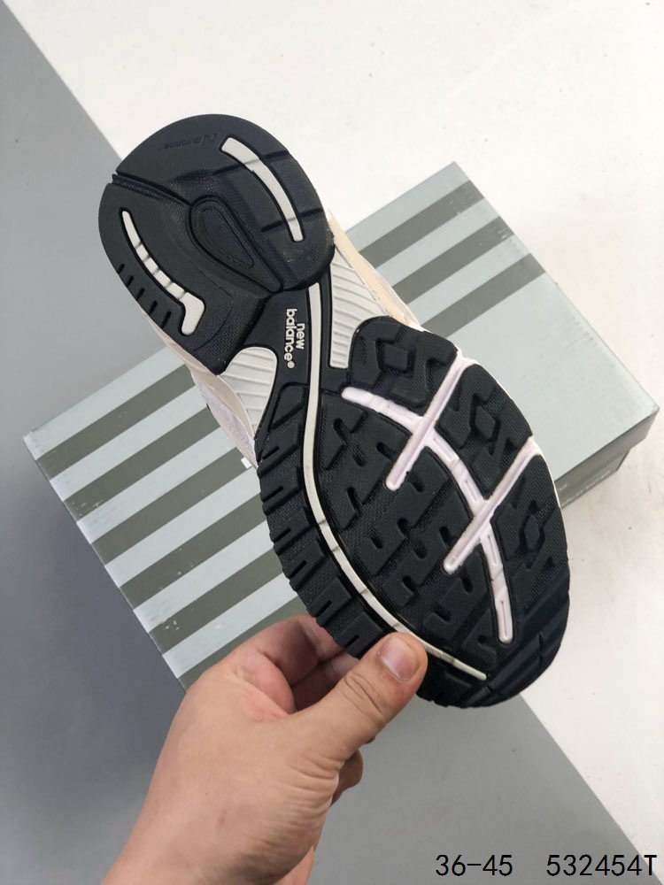 NEW BALANCE 新百伦 993系列美产老爹鞋总统经典复古运动鞋 纽巴伦 993总统慢跑鞋.卓越的舒适性与经典风格相得益彰,打造出我们的 Made in US 993 跑鞋.作为传奇 990 系列的最爱,993 具有灵敏的缓震和优质材料,适合跑步或全天穿着.ABZORB 中底通过缓冲和抗压性的组合来吸收冲击力,高级绒面革/网眼鞋面,ACTEVA缓震器提供多功能、灵活的支撑,全长橡胶外底,Ndurance橡胶鞋跟,增加耐用性,有助于减少鞋子的磨损. 类型:男女鞋 ID:532454T