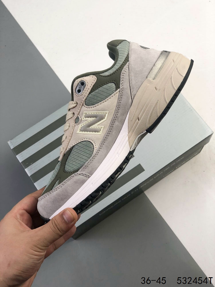 NEW BALANCE 新百伦 993系列美产老爹鞋总统经典复古运动鞋 纽巴伦 993总统慢跑鞋.卓越的舒适性与经典风格相得益彰,打造出我们的 Made in US 993 跑鞋.作为传奇 990 系列的最爱,993 具有灵敏的缓震和优质材料,适合跑步或全天穿着.ABZORB 中底通过缓冲和抗压性的组合来吸收冲击力,高级绒面革/网眼鞋面,ACTEVA缓震器提供多功能、灵活的支撑,全长橡胶外底,Ndurance橡胶鞋跟,增加耐用性,有助于减少鞋子的磨损. 类型:男女鞋 ID:532454T