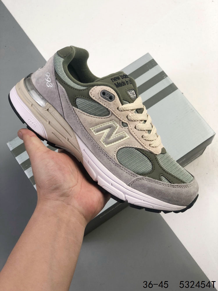 NEW BALANCE 新百伦 993系列美产老爹鞋总统经典复古运动鞋 纽巴伦 993总统慢跑鞋.卓越的舒适性与经典风格相得益彰,打造出我们的 Made in US 993 跑鞋.作为传奇 990 系列的最爱,993 具有灵敏的缓震和优质材料,适合跑步或全天穿着.ABZORB 中底通过缓冲和抗压性的组合来吸收冲击力,高级绒面革/网眼鞋面,ACTEVA缓震器提供多功能、灵活的支撑,全长橡胶外底,Ndurance橡胶鞋跟,增加耐用性,有助于减少鞋子的磨损. 类型:男女鞋 ID:532454T