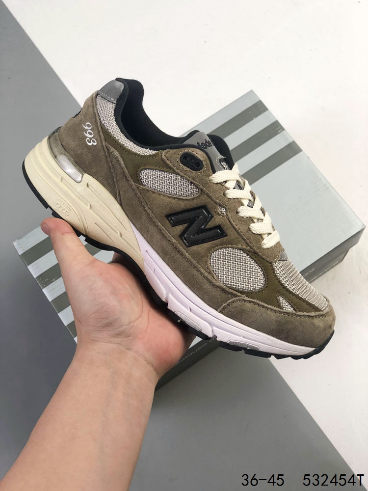 NEW BALANCE 新百伦 993系列美产老爹鞋总统经典复古运动鞋 纽巴伦 993总统慢跑鞋.卓越的舒适性与经典风格相得益彰,打造出我们的 Made in US 993 跑鞋.作为传奇 990 系列的最爱,993 具有灵敏的缓震和优质材料,适合跑步或全天穿着.ABZORB 中底通过缓冲和抗压性的组合来吸收冲击力,高级绒面革/网眼鞋面,ACTEVA缓震器提供多功能、灵活的支撑,全长橡胶外底,Ndurance橡胶鞋跟,增加耐用性,有助于减少鞋子的磨损. 类型:男女鞋 ID:532454T