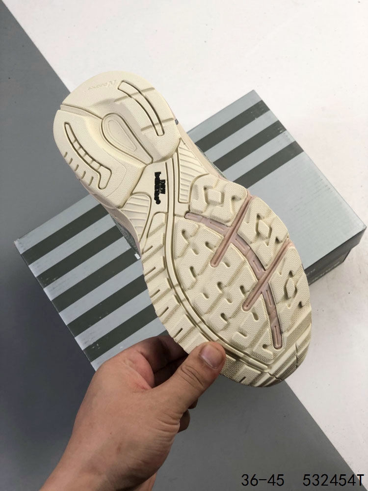 NEW BALANCE 新百伦 993系列美产老爹鞋总统经典复古运动鞋 纽巴伦 993总统慢跑鞋.卓越的舒适性与经典风格相得益彰,打造出我们的 Made in US 993 跑鞋.作为传奇 990 系列的最爱,993 具有灵敏的缓震和优质材料,适合跑步或全天穿着.ABZORB 中底通过缓冲和抗压性的组合来吸收冲击力,高级绒面革/网眼鞋面,ACTEVA缓震器提供多功能、灵活的支撑,全长橡胶外底,Ndurance橡胶鞋跟,增加耐用性,有助于减少鞋子的磨损. 类型:男女鞋 ID:532454T